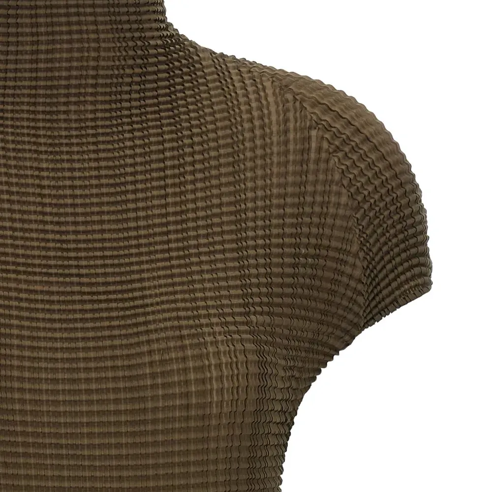 Плиссированная футболка с высоким воротником