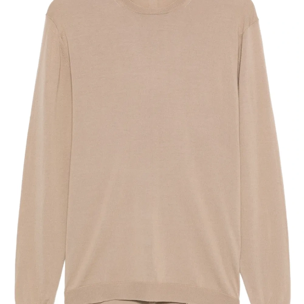 Свитер с круглым вырезом