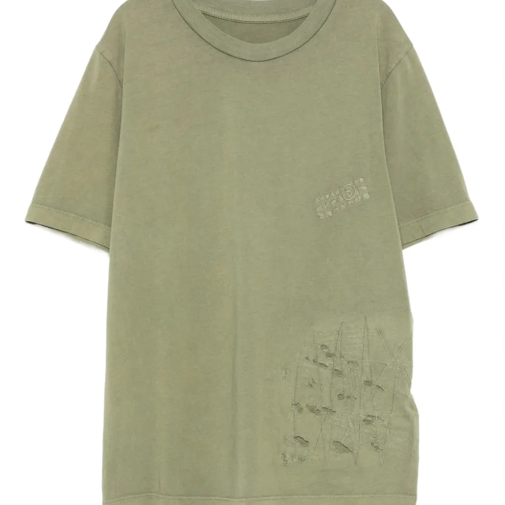 Футболка с вышитыми деталями