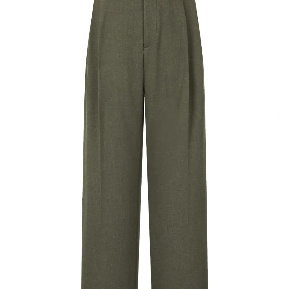 Брюки со складками спереди