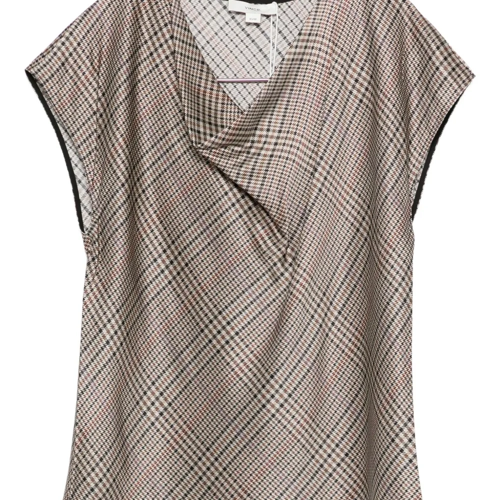 Блузка с воротником-хомутом и клетчатым узором