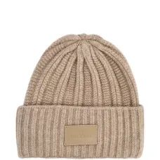 Шапка с ребристой вязкой и логотипом