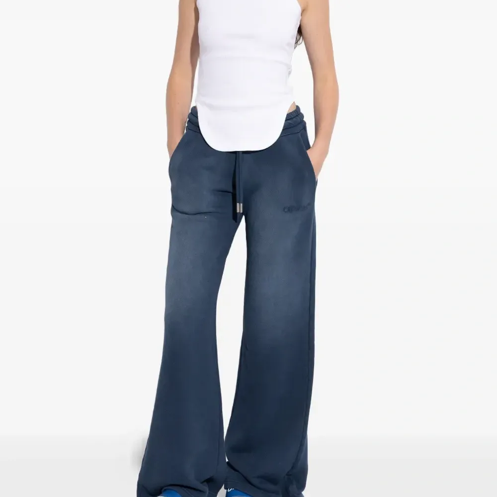 Шлепанцы с тисненым логотипом