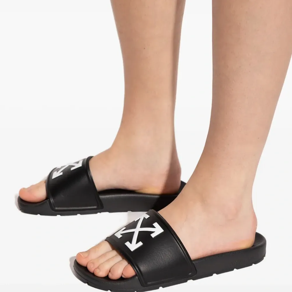 Кроссовки с мотивом стрел