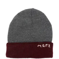 Вязаная шапка с вышитым логотипом