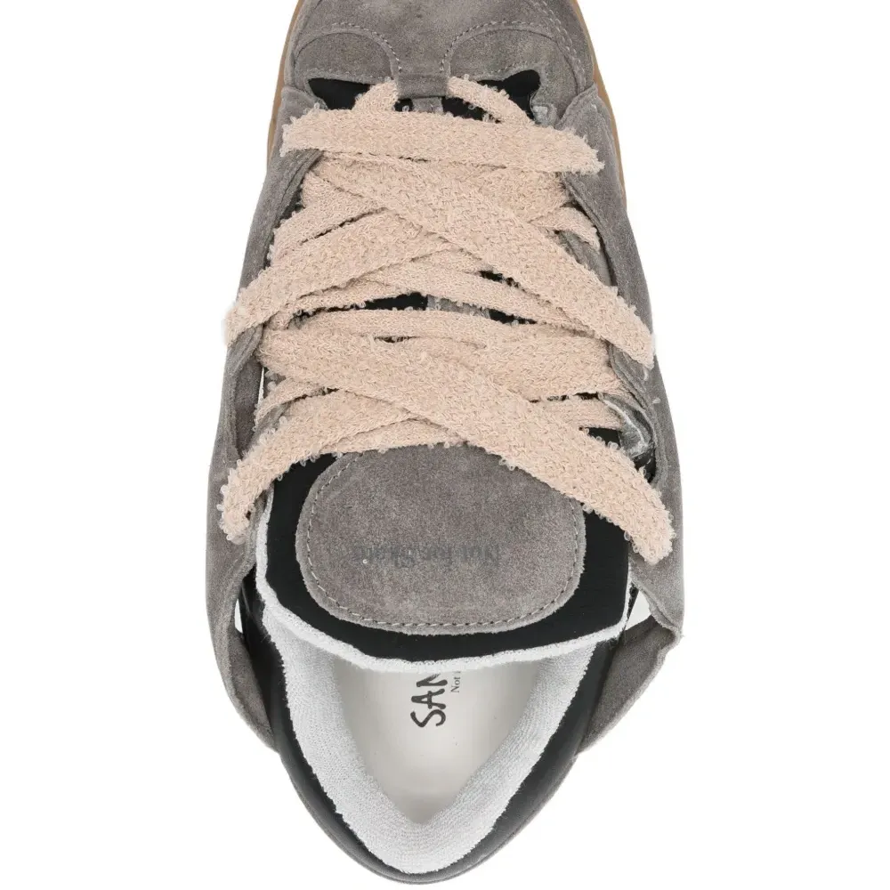 Кроссовки с вырезами