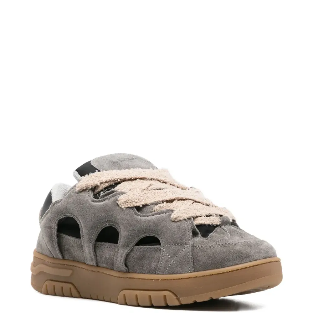 Кроссовки с вырезами