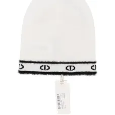 Шапка с отделкой-логотипом Шапка с отделкой-логотипом