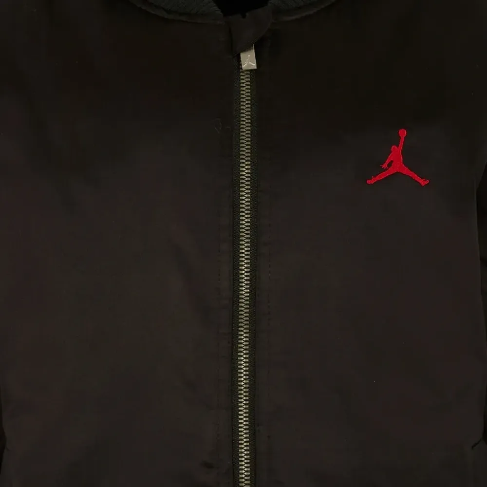 Бомбер с капюшоном