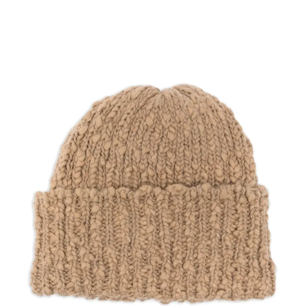 Вязаная шапка в рубчик