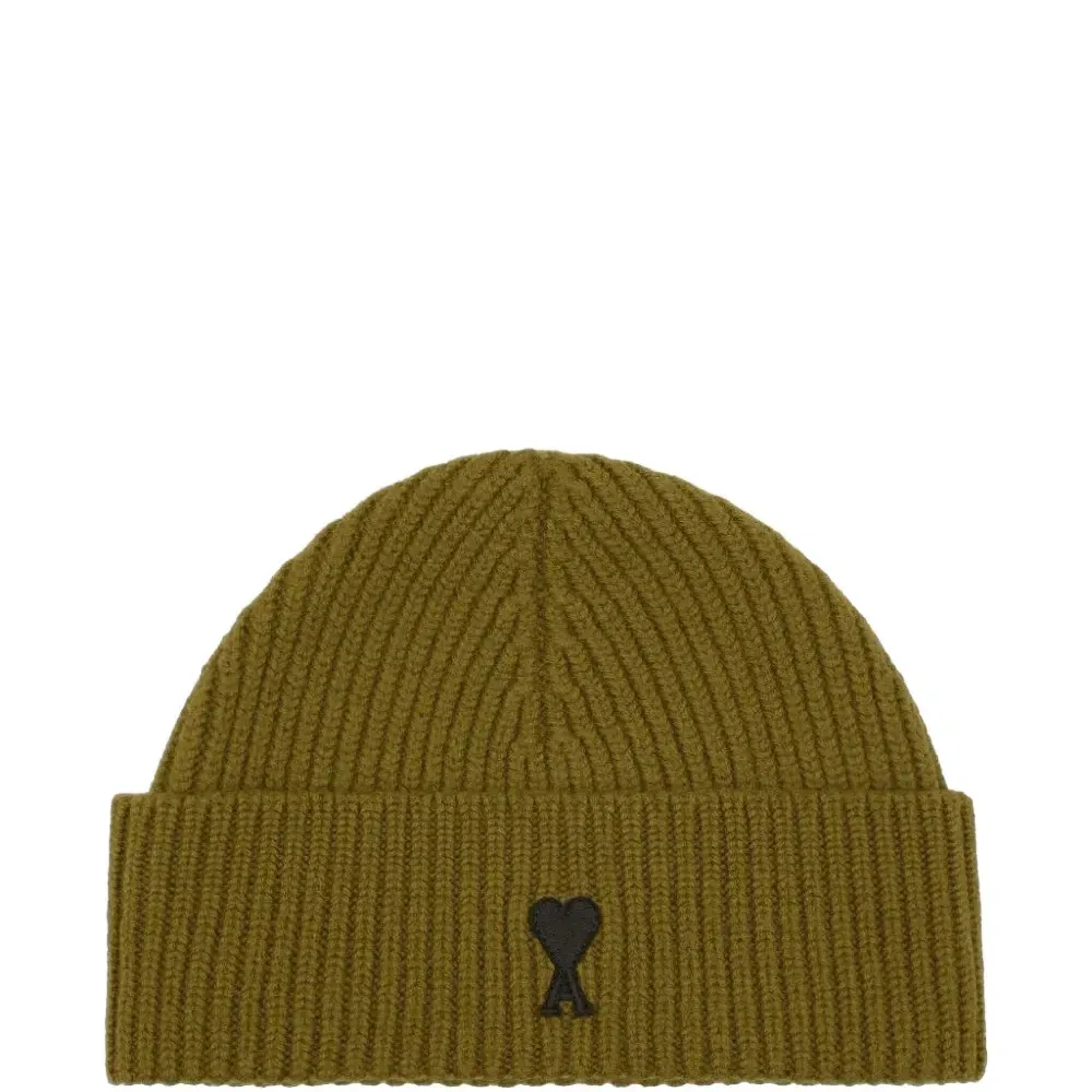 Вязаная шапка с логотипом в виде сердца