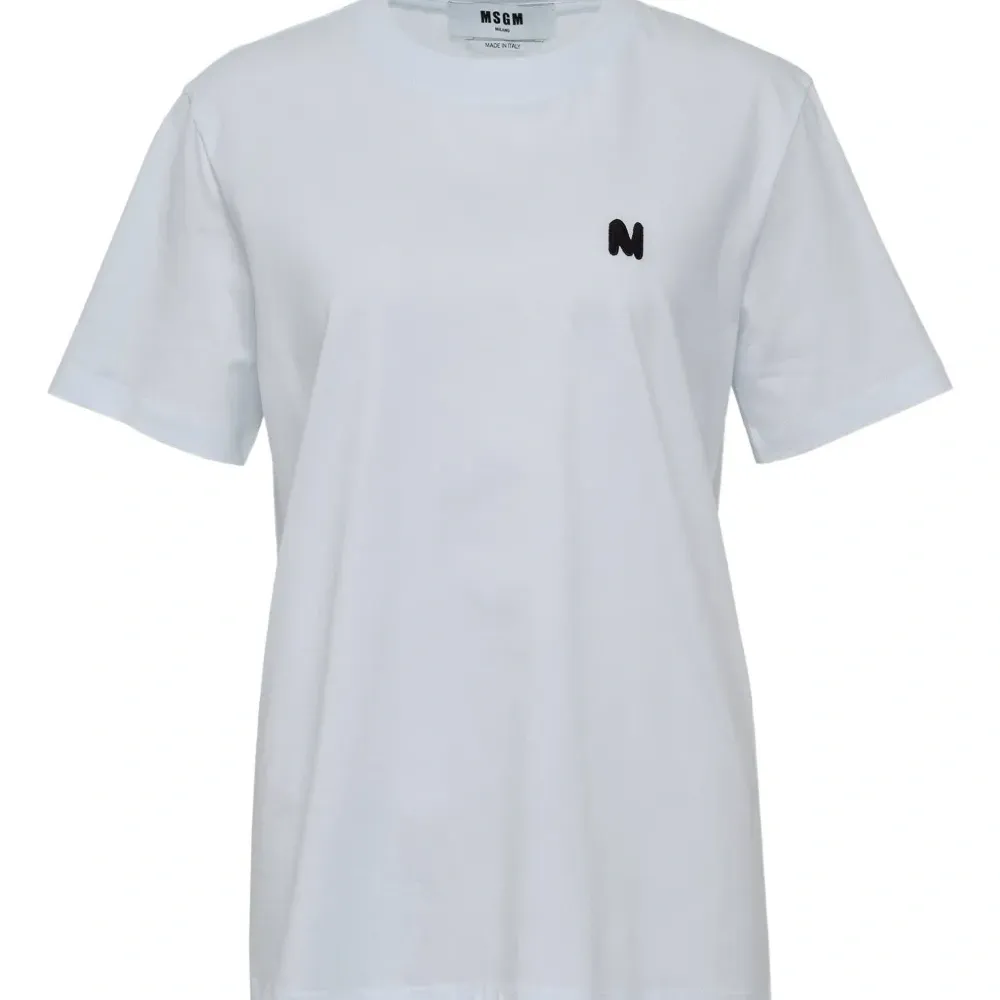 Футболка с вышитым логотипом