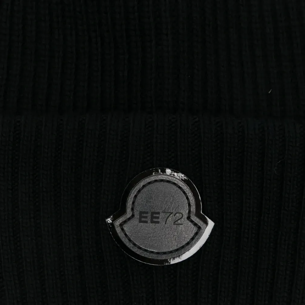 Шапка бини в рубчик с нашивкой-логотипом