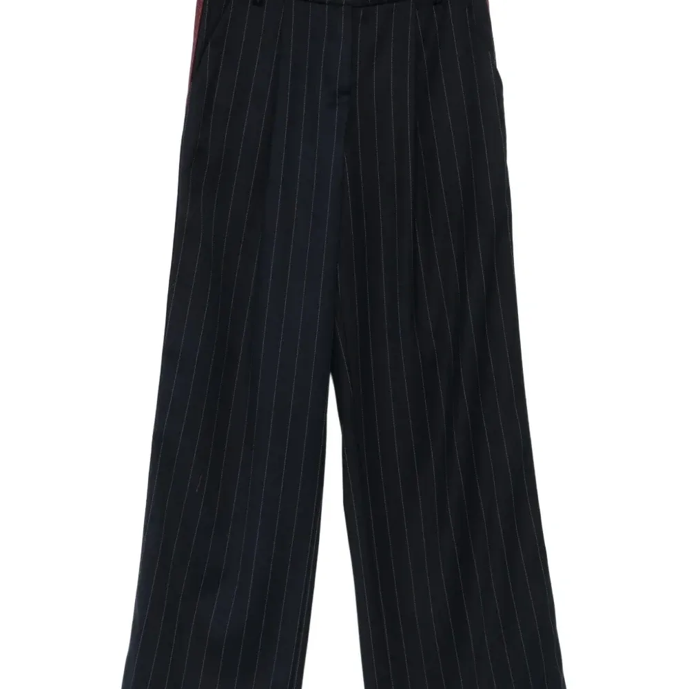 Брюки в тонкую полоску с боковыми лампасами