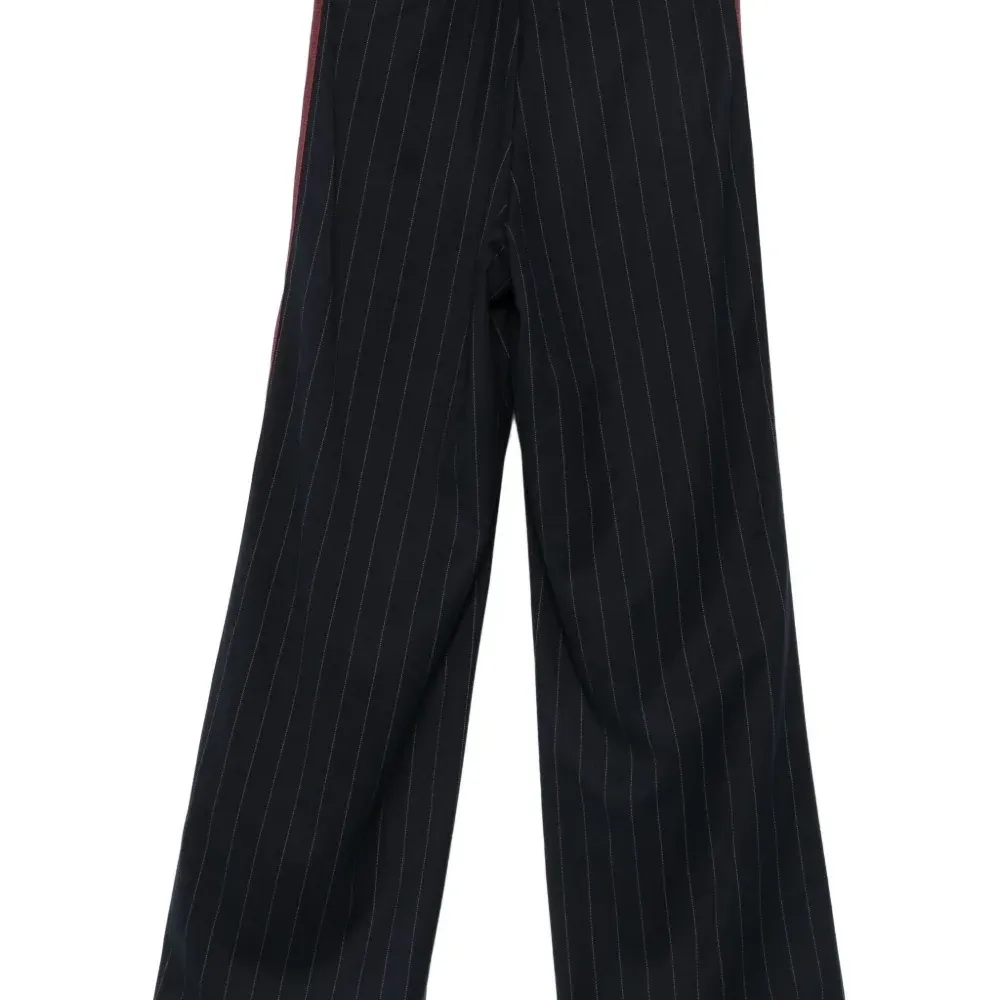 Брюки в тонкую полоску с боковыми лампасами