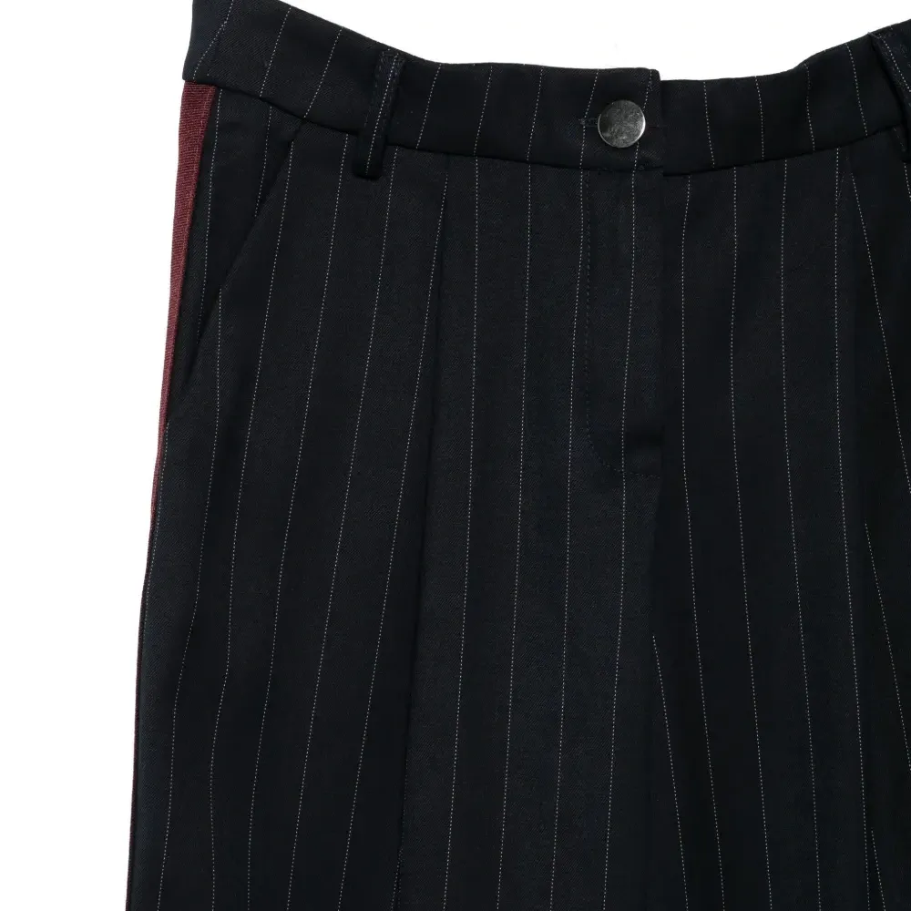 Брюки в тонкую полоску с боковыми лампасами