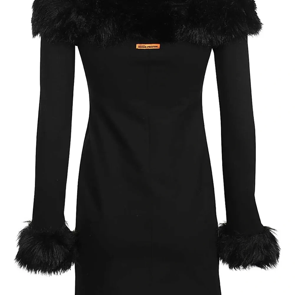 Мини-платье без бретелек с отделкой из меха