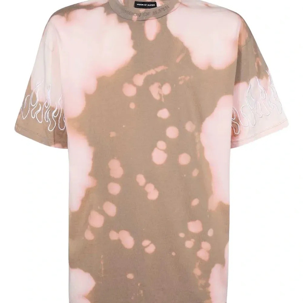 Отбеленная футболка с вышивкой в виде пламени