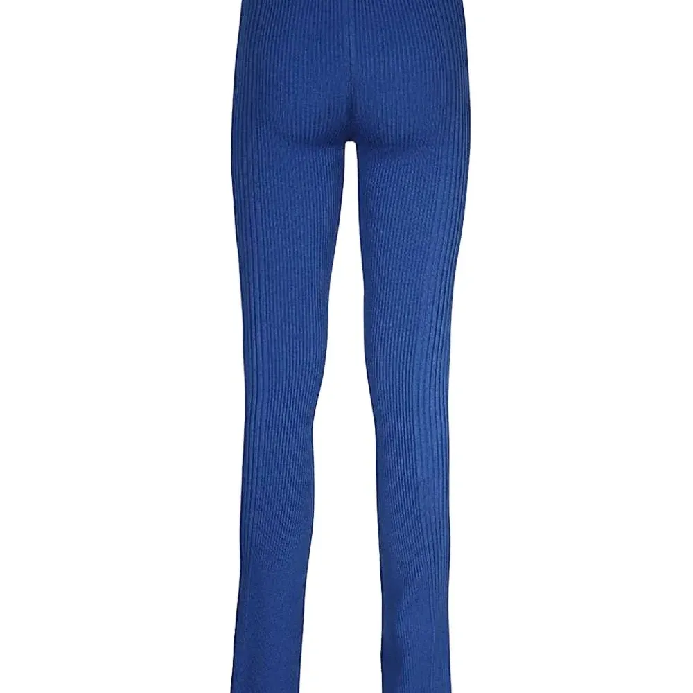 Расклёшенные брюки с ребристой текстурой