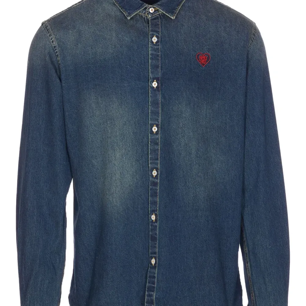 Джинсовая рубашка с вышитым сердцем