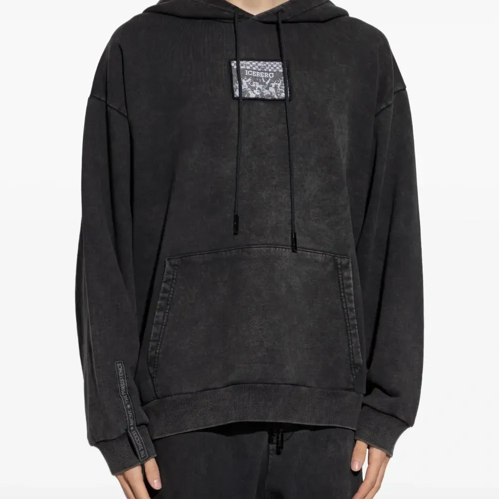 Худи с нашивкой-логотипом