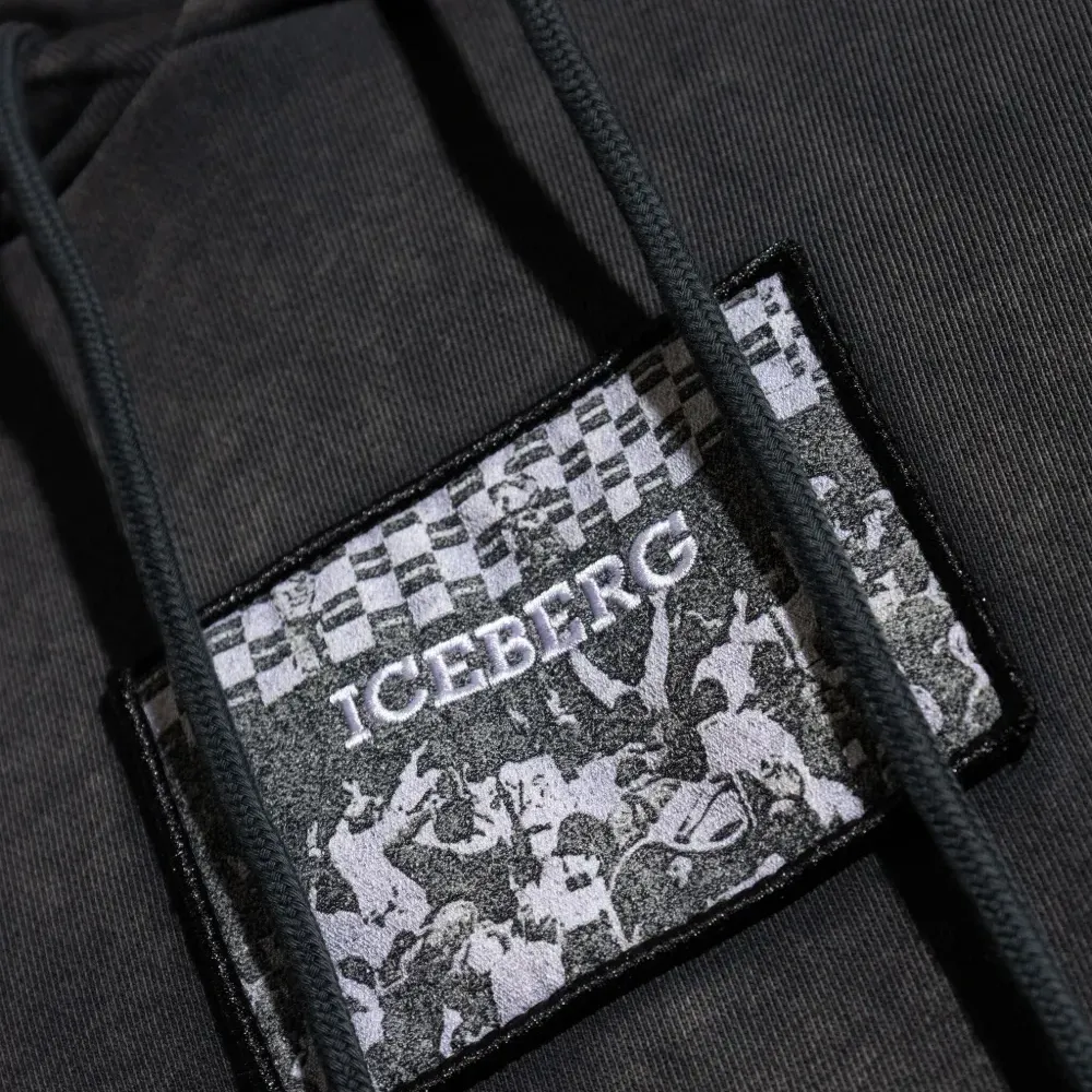 Худи с нашивкой-логотипом