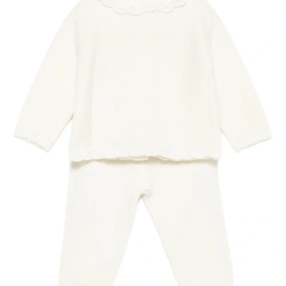 Костюм с брюками, отделанными кружевом