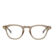 Очки в квадратной оправе