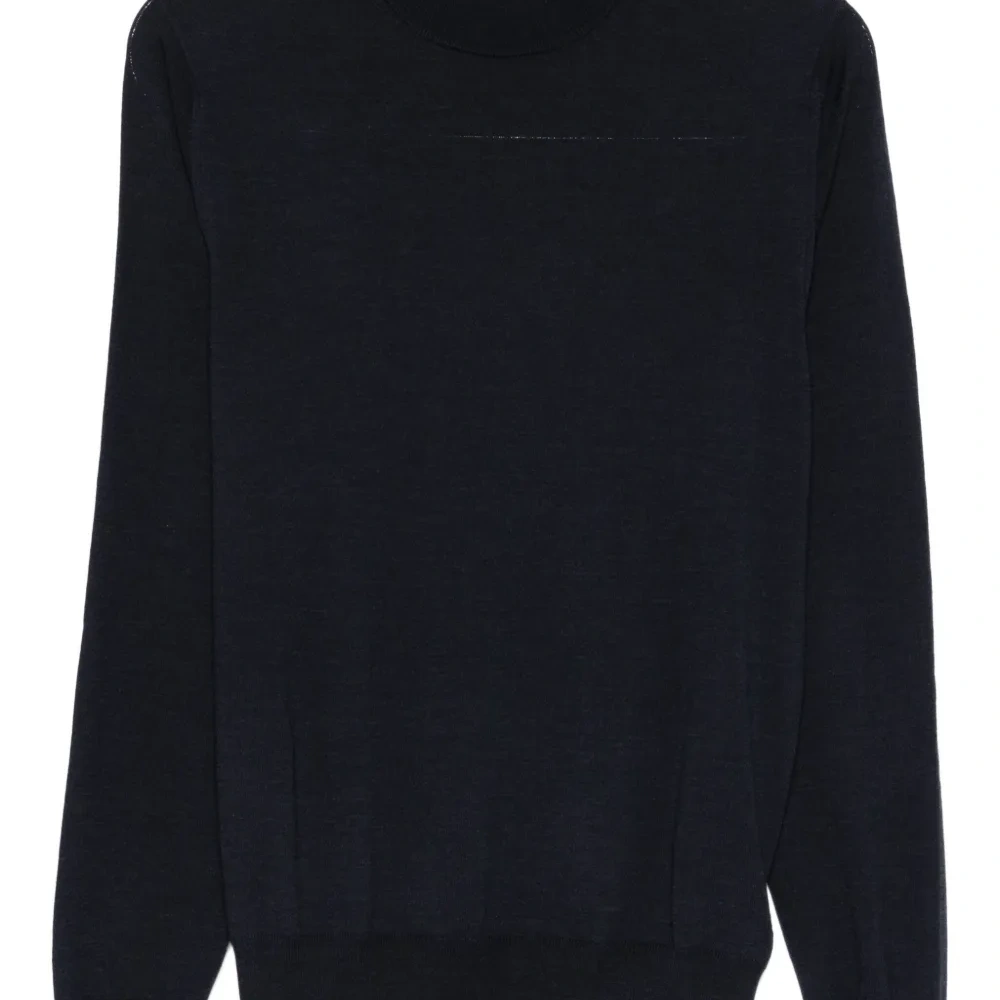 Вязаное изделие с высоким воротником