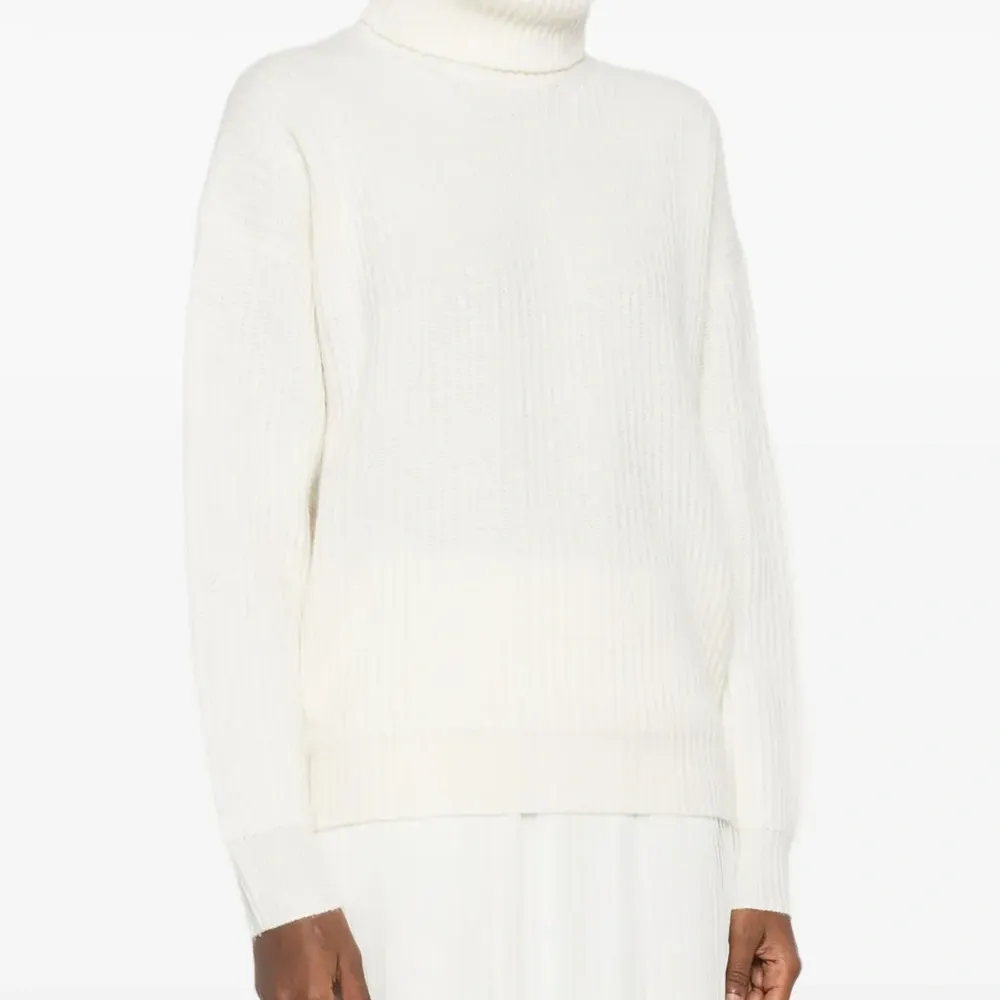 Свитер в рубчик с высоким воротником