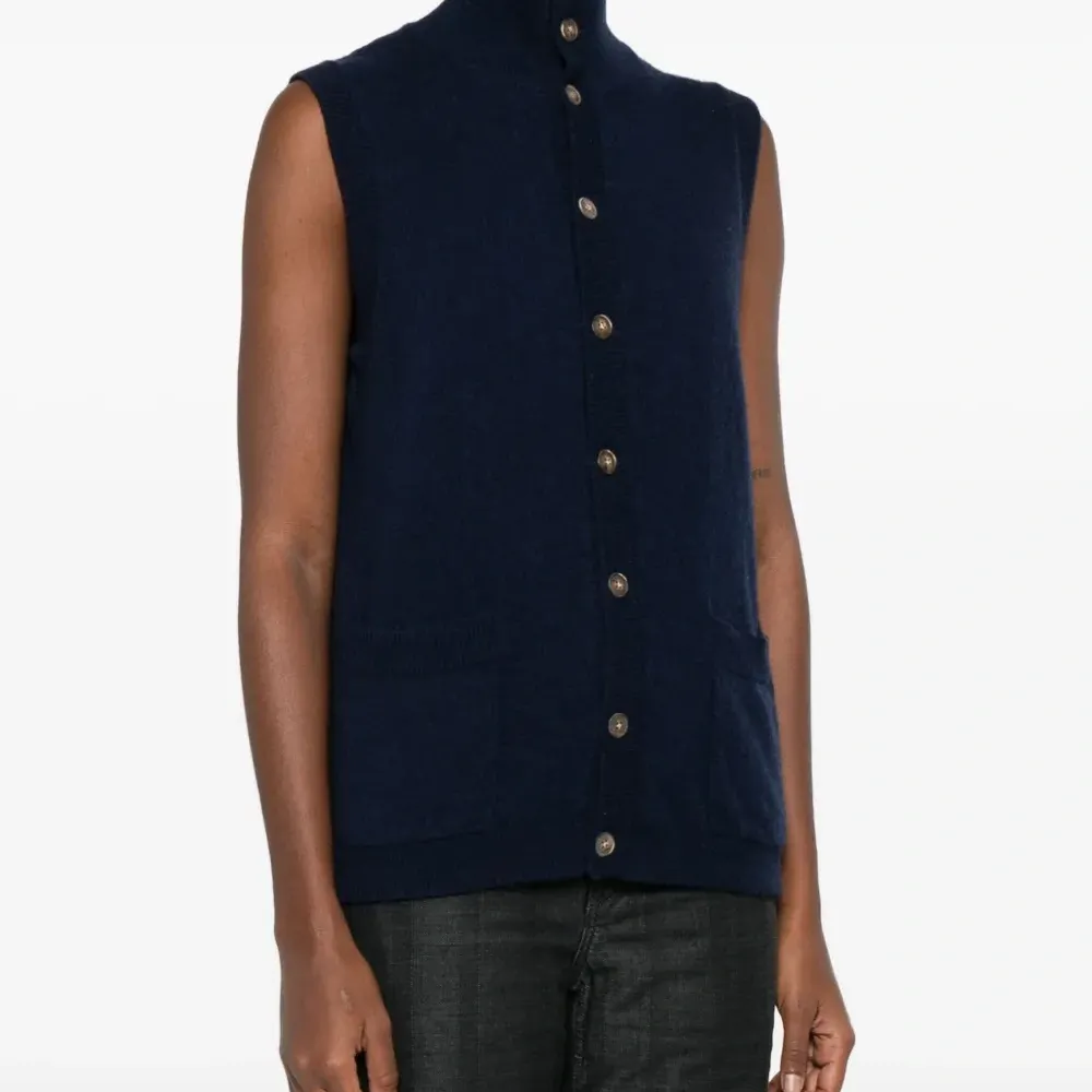 Жилет с накладными карманами на пуговицах