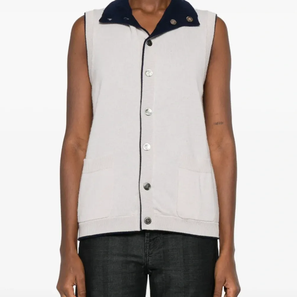 Жилет с накладными карманами на пуговицах