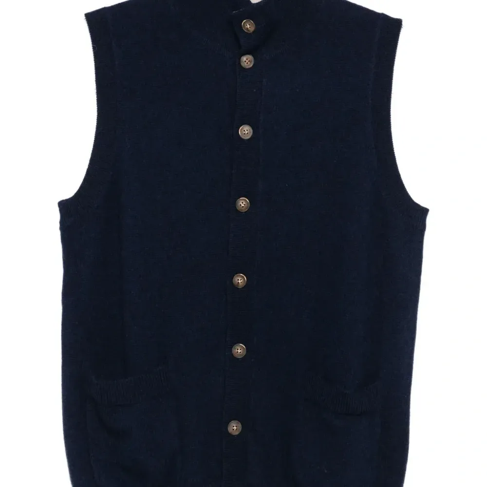 Жилет с накладными карманами на пуговицах