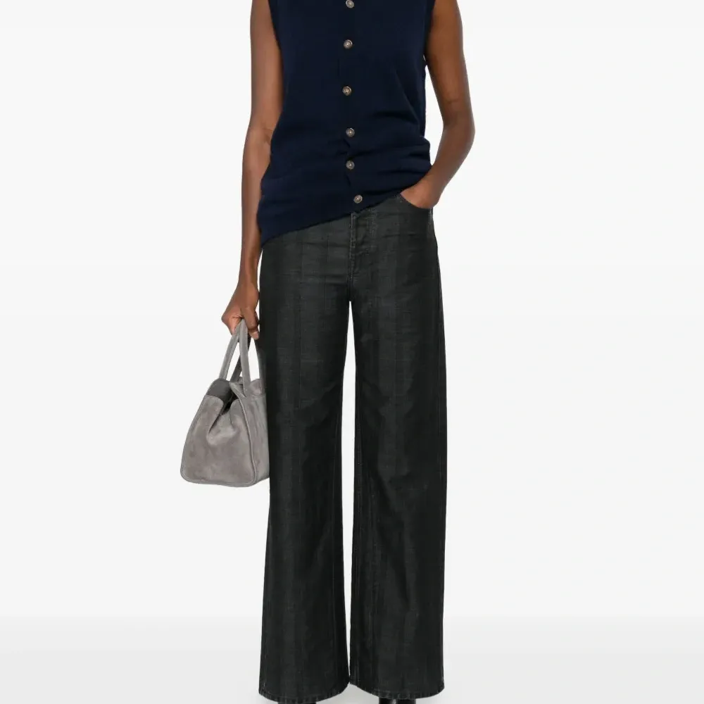 Жилет с накладными карманами на пуговицах