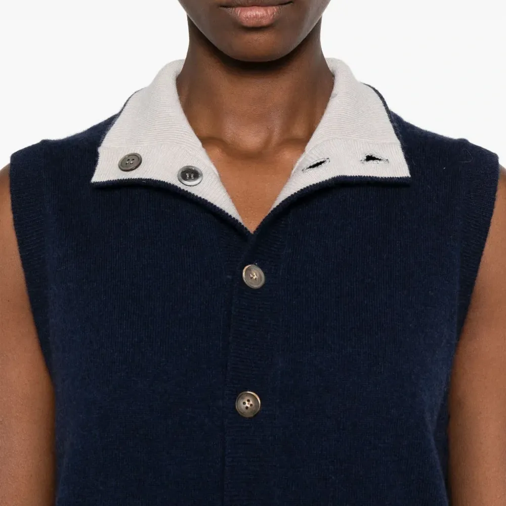 Жилет с накладными карманами на пуговицах