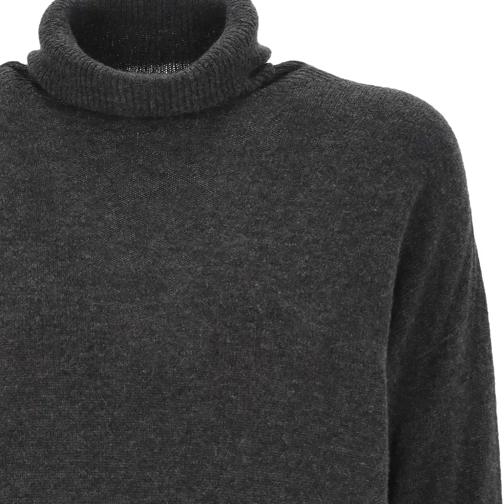 Свитер с высоким воротником