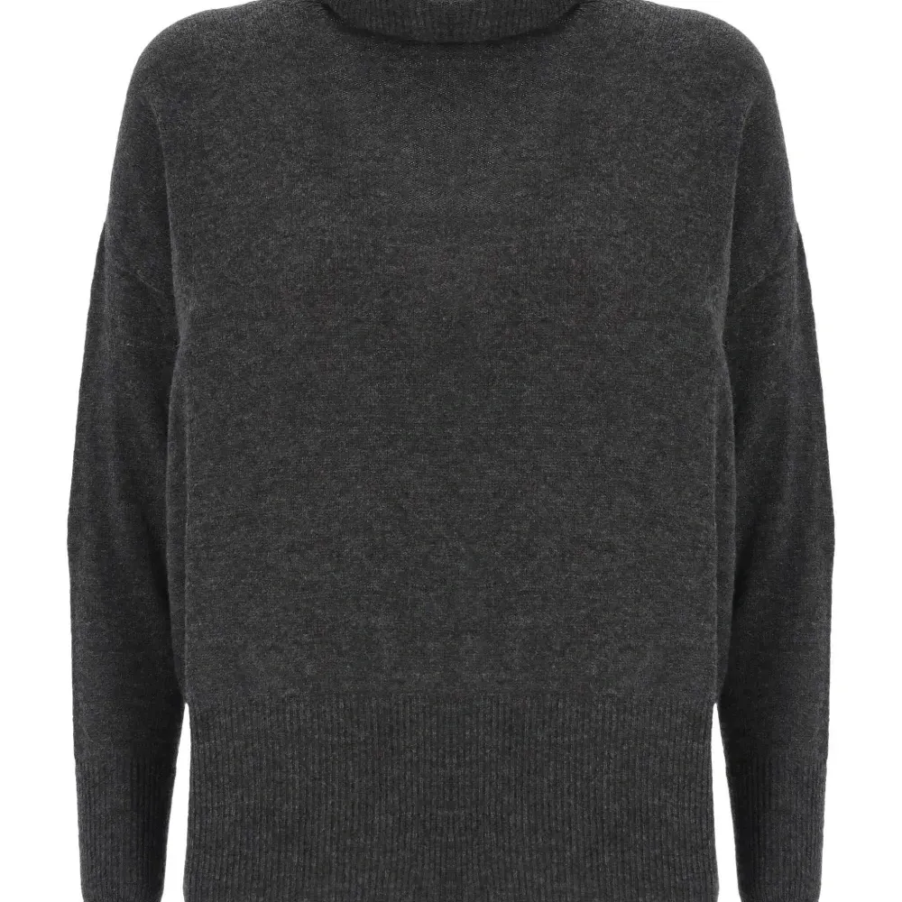 Свитер с высоким воротником