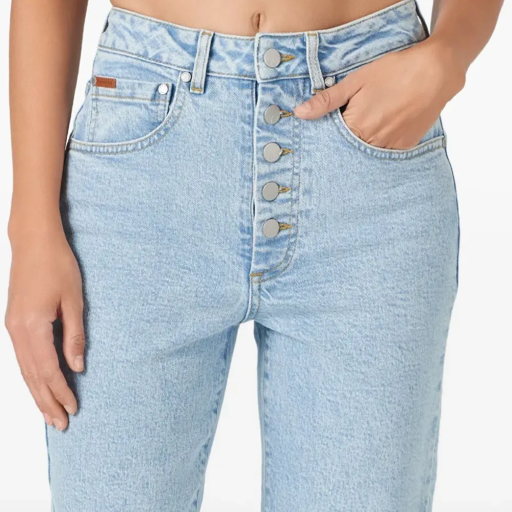 Джинсы на пуговицах