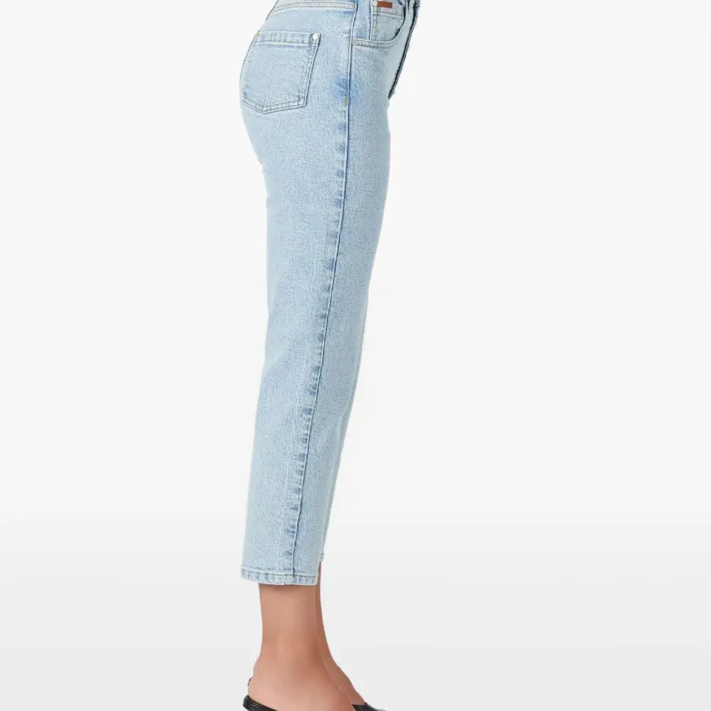 Джинсы на пуговицах