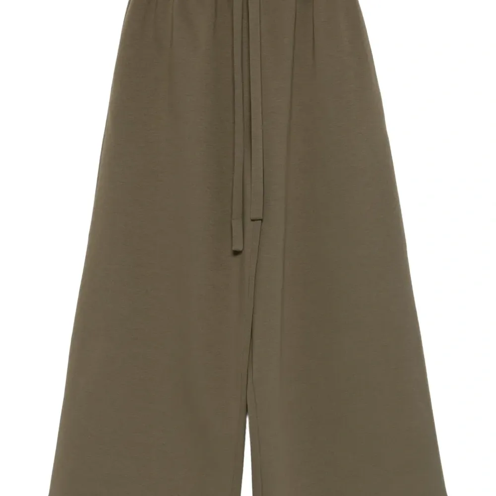 Брюки свободного кроя укороченной длины Брюки свободного кроя укороченной длины