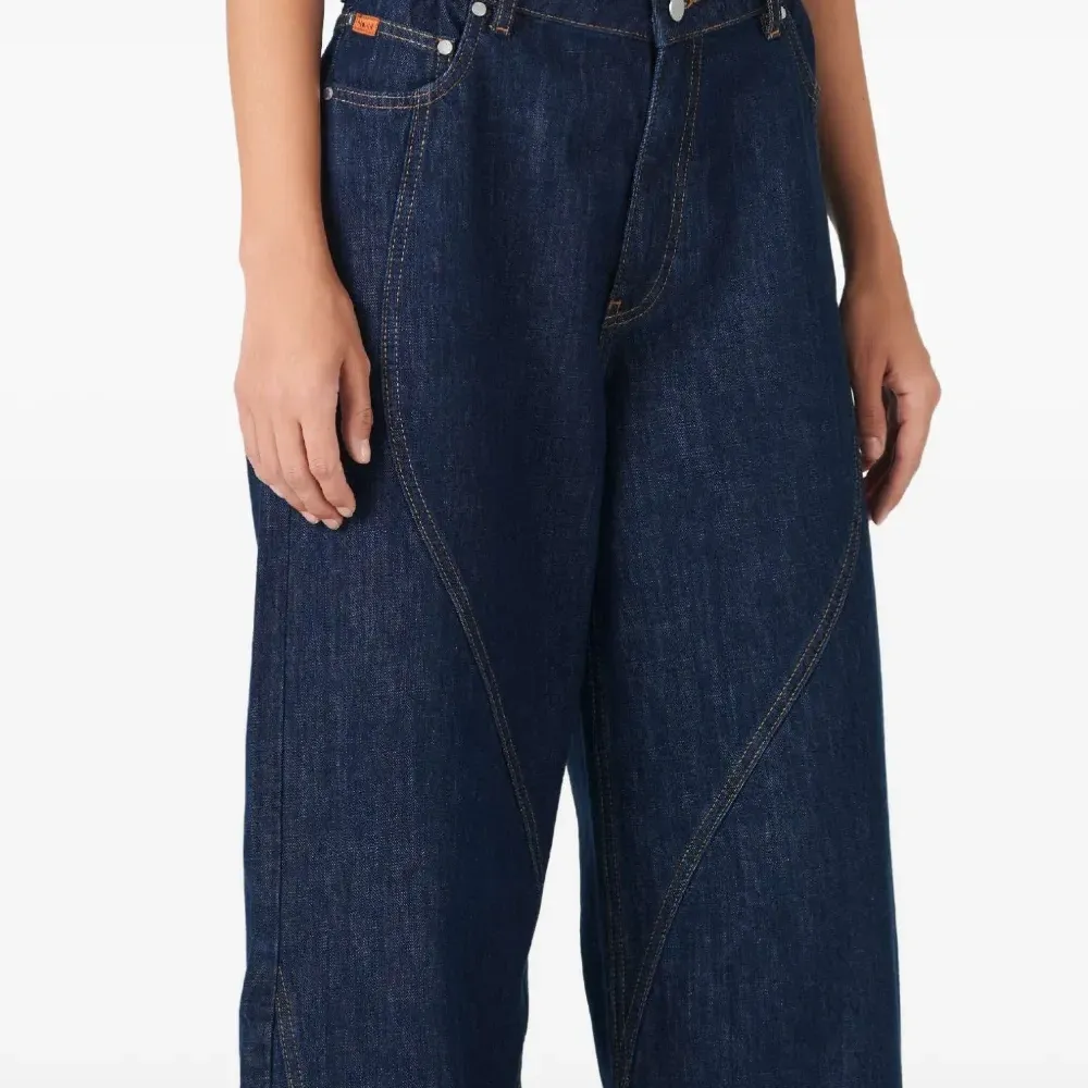 Джинсы с изогнутыми швами