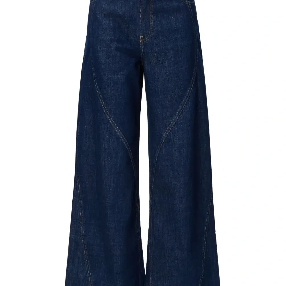 Джинсы с изогнутыми швами