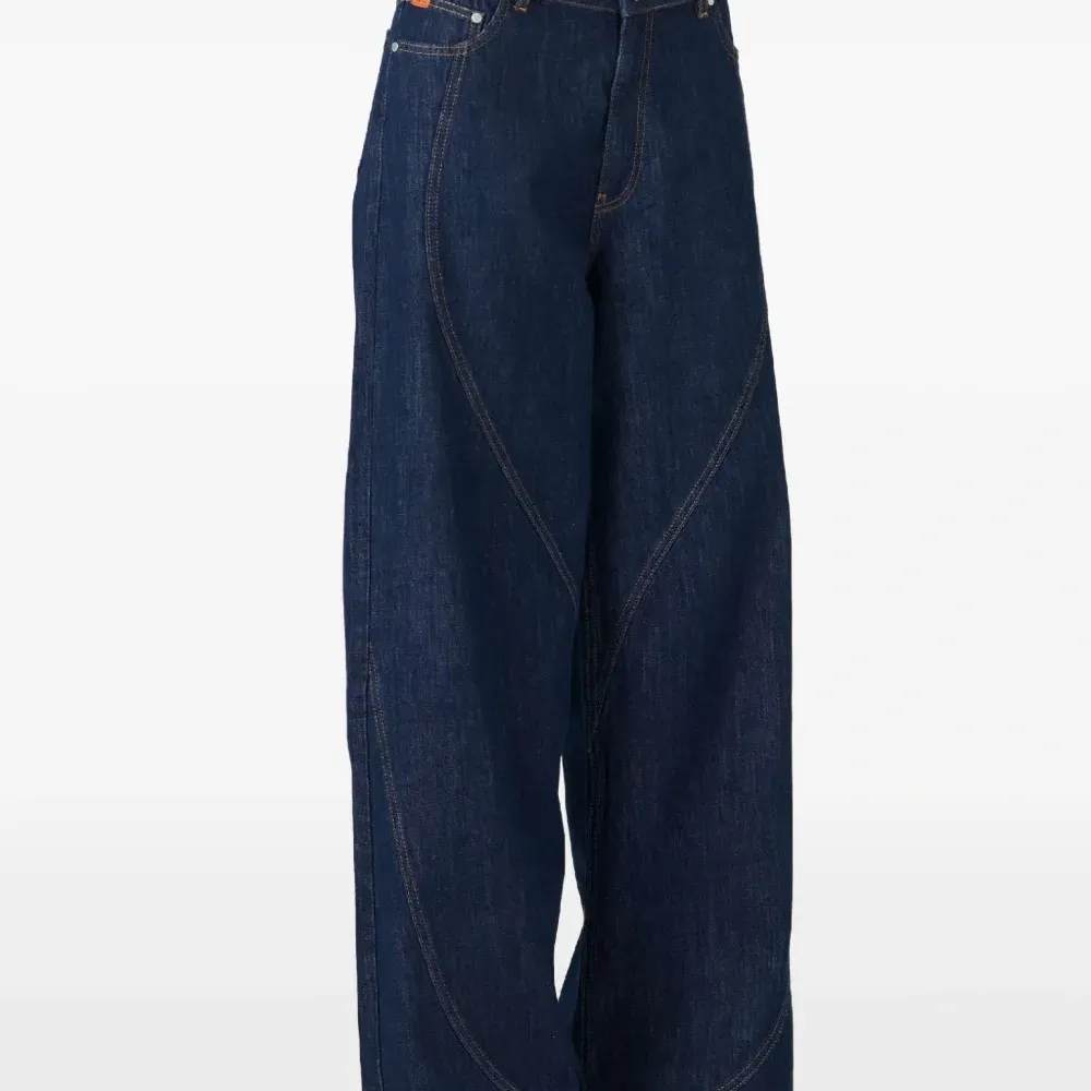 Джинсы с изогнутыми швами