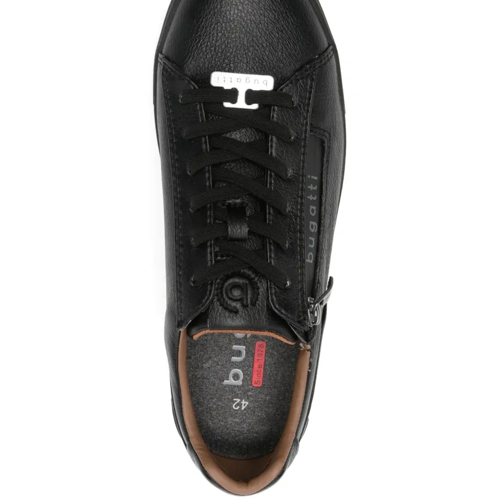 Кроссовки на шнуровке