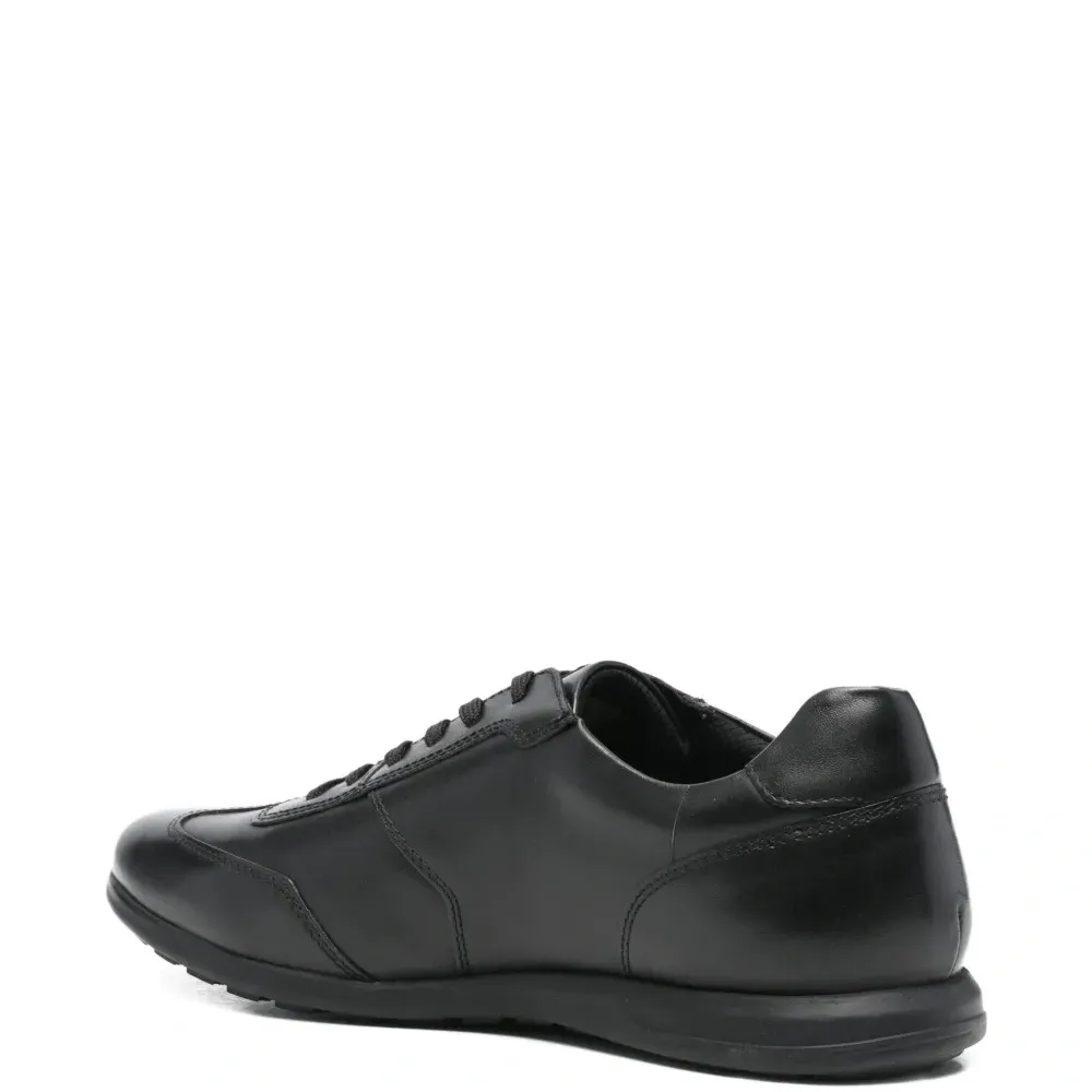 Кроссовки на шнуровке