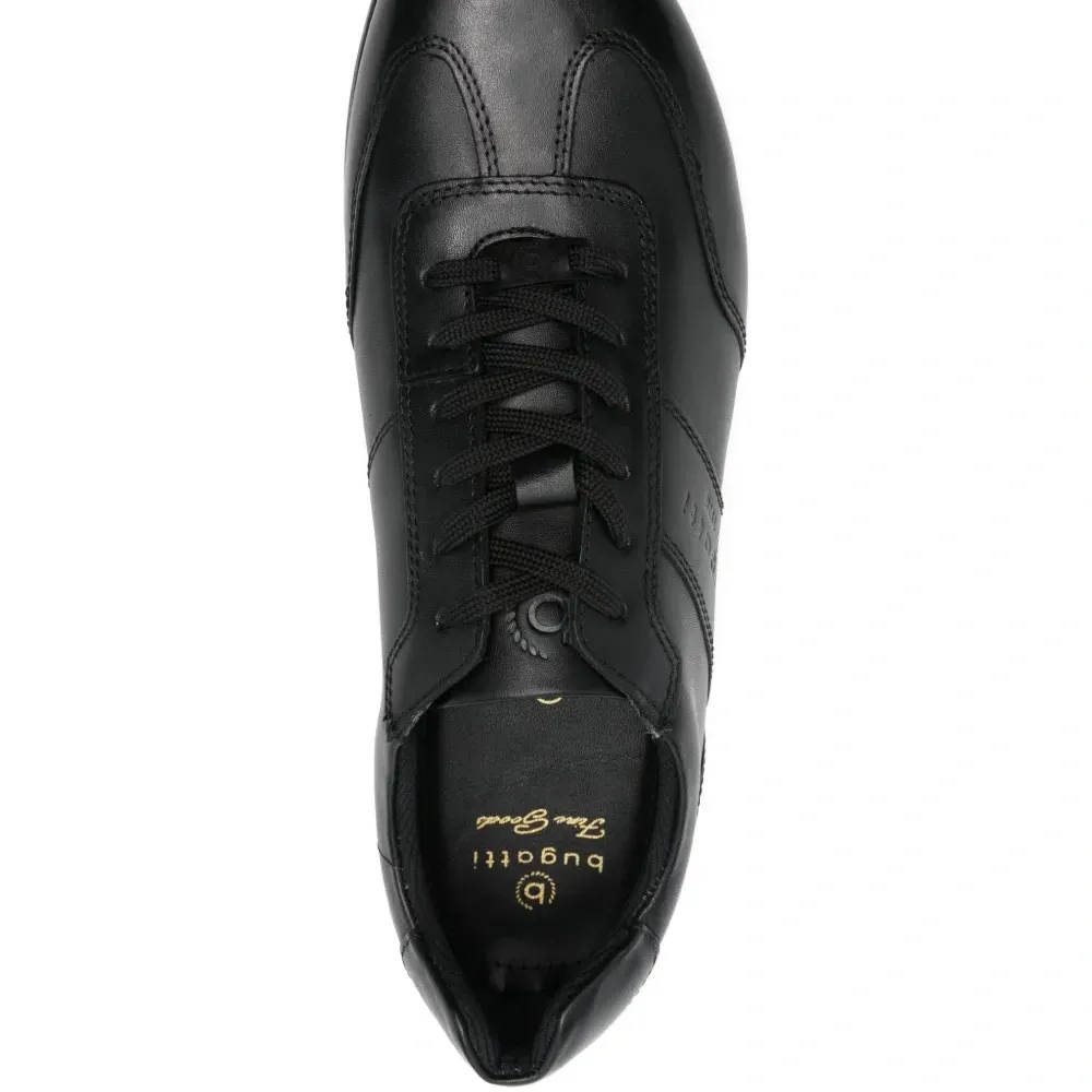 Кроссовки на шнуровке