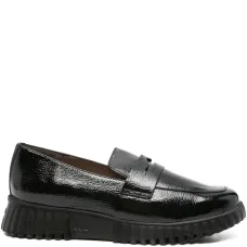 Лоферы из лаковой кожи с перемычкой