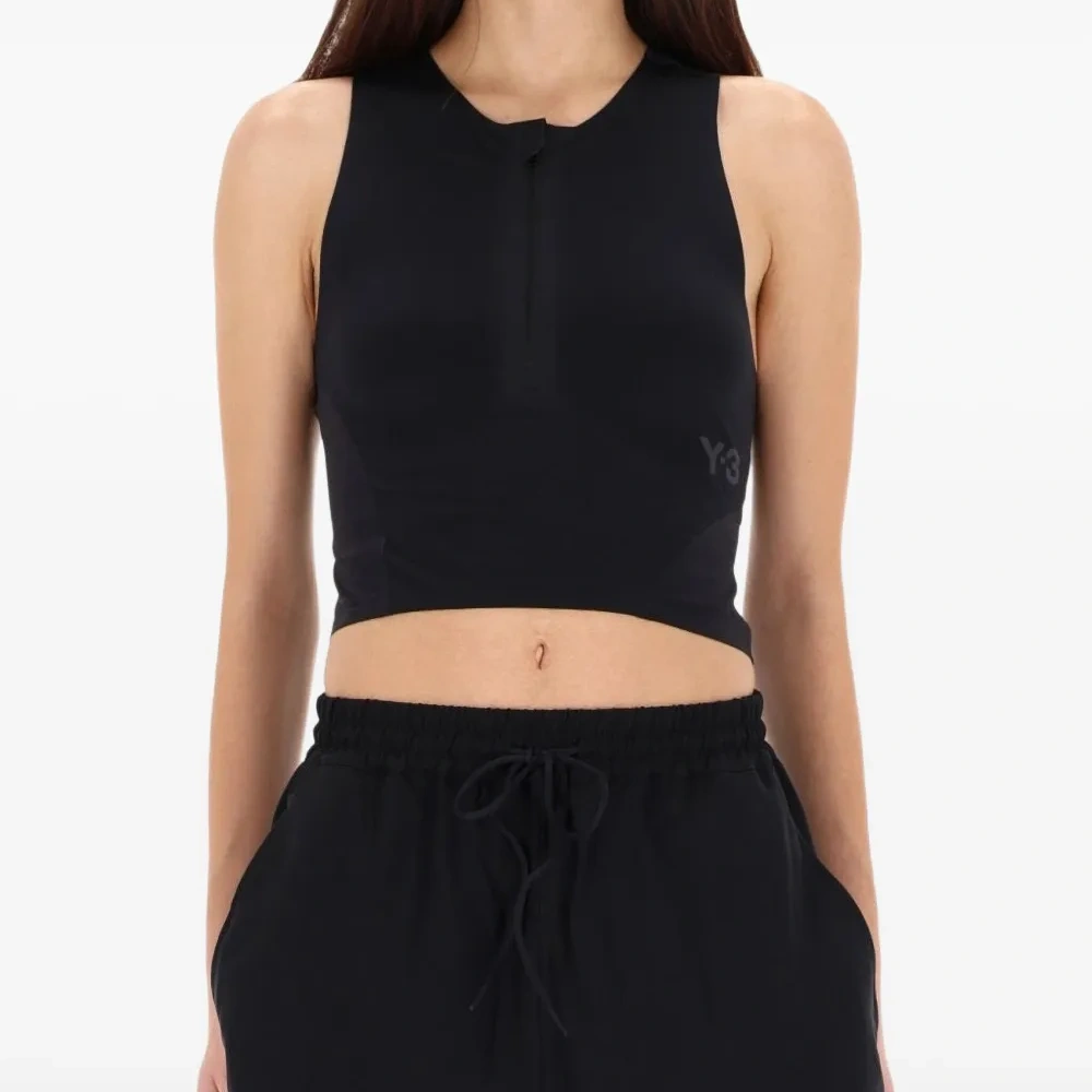 Топ на молнии с вырезами