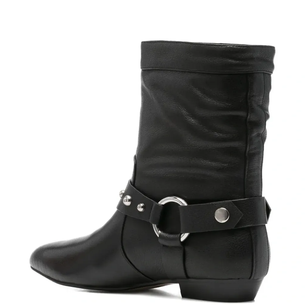 Кожаные ботинки с заклёпками