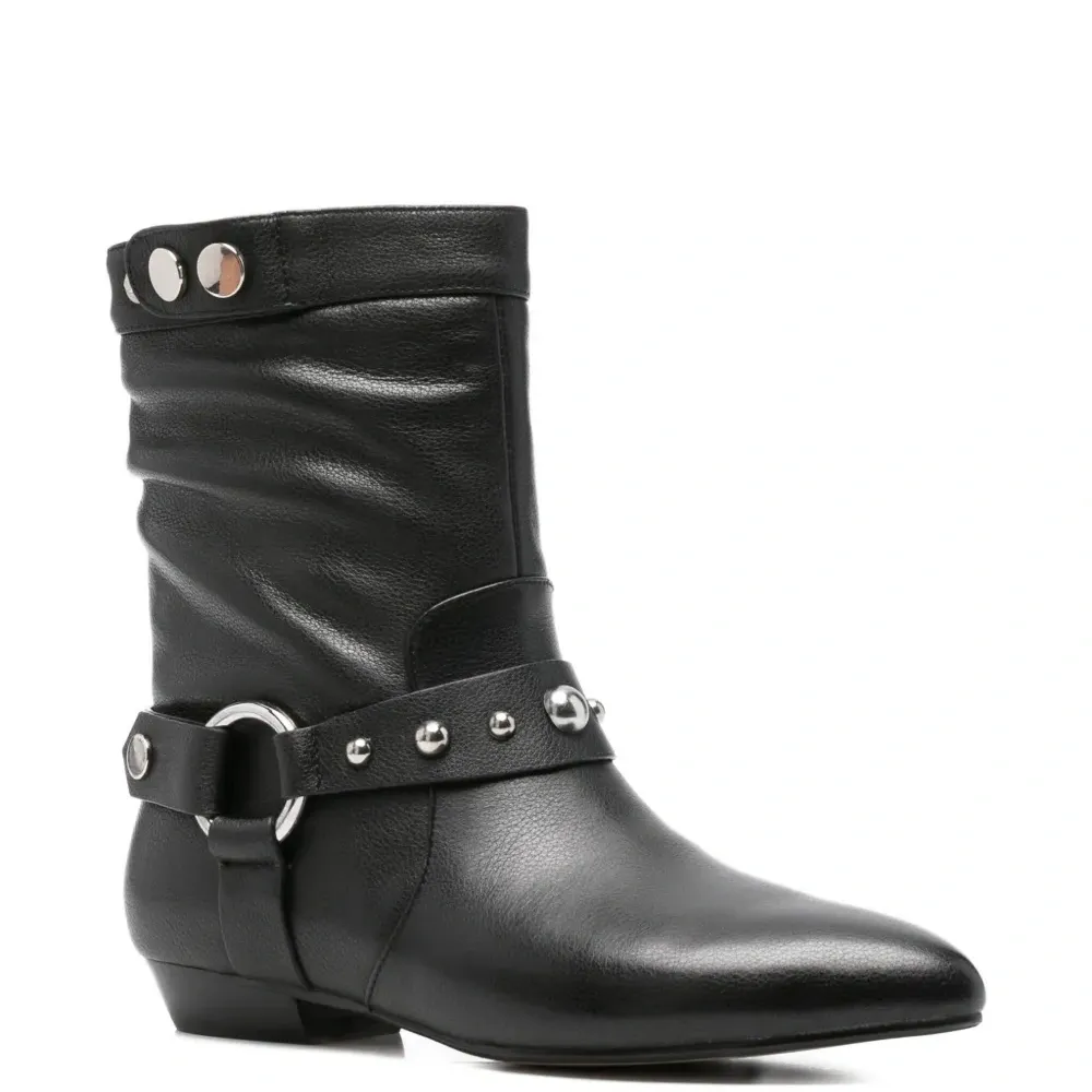 Кожаные ботинки с заклёпками